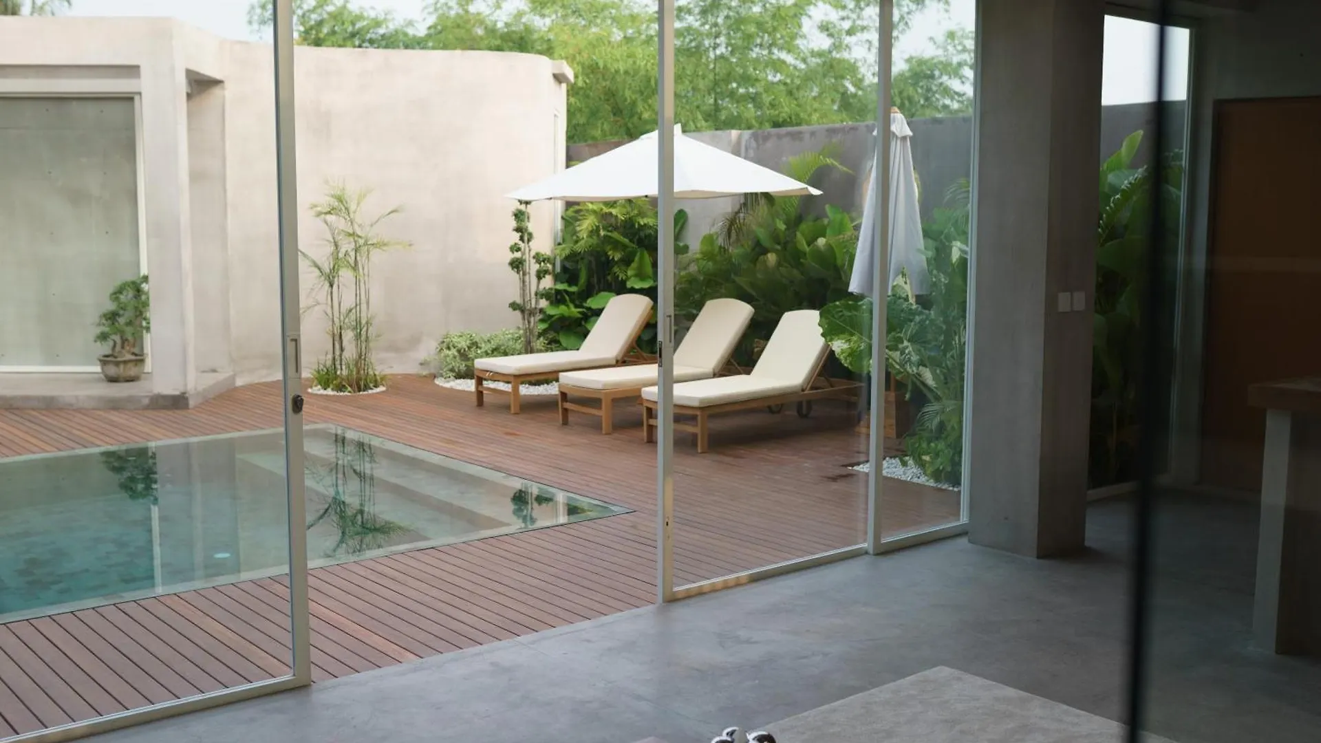 Designer Luxe Pool & Garden Villa! Rooftop, Ricefields, Beach 10Mins - Canggu Seminyak
